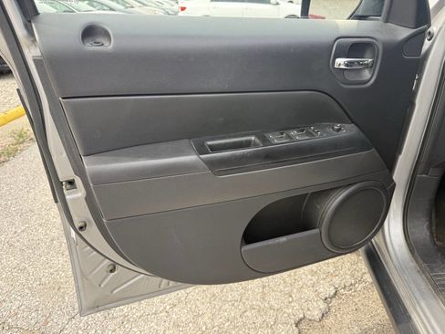Used 2016 Jeep Patriot Latitude AWD/4WD image 12