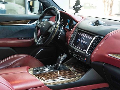 Used 2019 Maserati Levante GranLusso AWD/4WD image 38