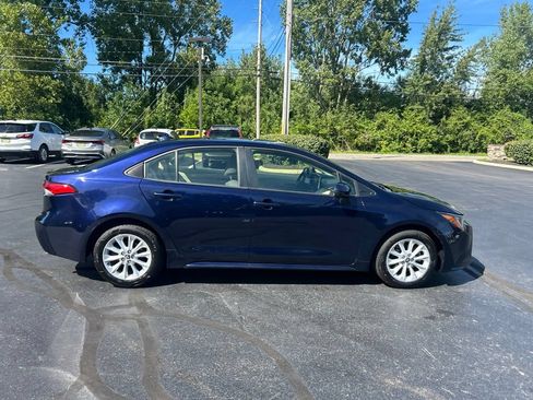 Used 2021 Toyota Corolla LE w/ LE Convenience Package FWD image 8