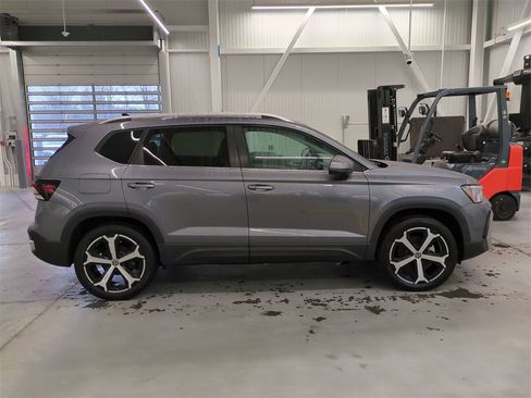 Used 2025 Volkswagen Taos SEL image 2