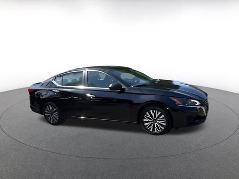 Used 2025 Nissan Altima 2.5 SV FWD image 2