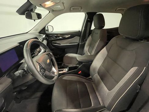 Used 2025 Chevrolet TrailBlazer LT w/ LT Cold Weather Package FWD image 3