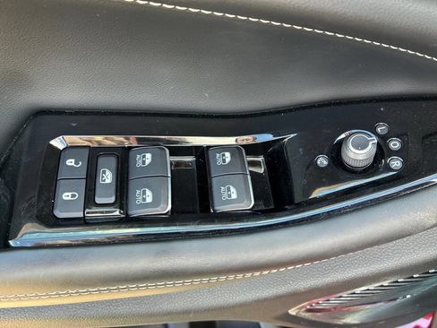 Used 2022 Jeep Grand Cherokee Overland AWD/4WD image 8