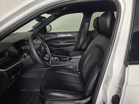 Used 2023 Jeep Grand Cherokee Altitude RWD image 9