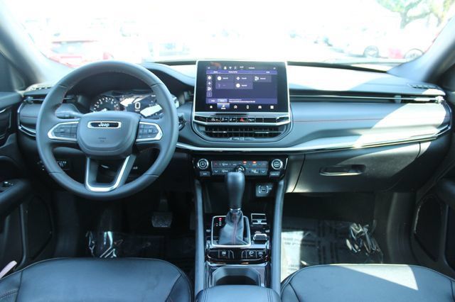 Used 2025 Jeep Compass Trailhawk AWD/4WD image 17