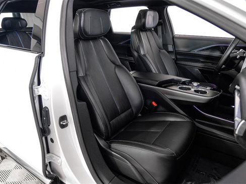 Used 2024 Cadillac Lyriq Luxury image 32