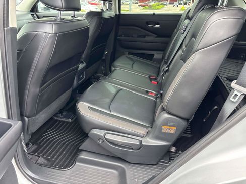 Used 2024 Nissan Pathfinder SL AWD/4WD image 8