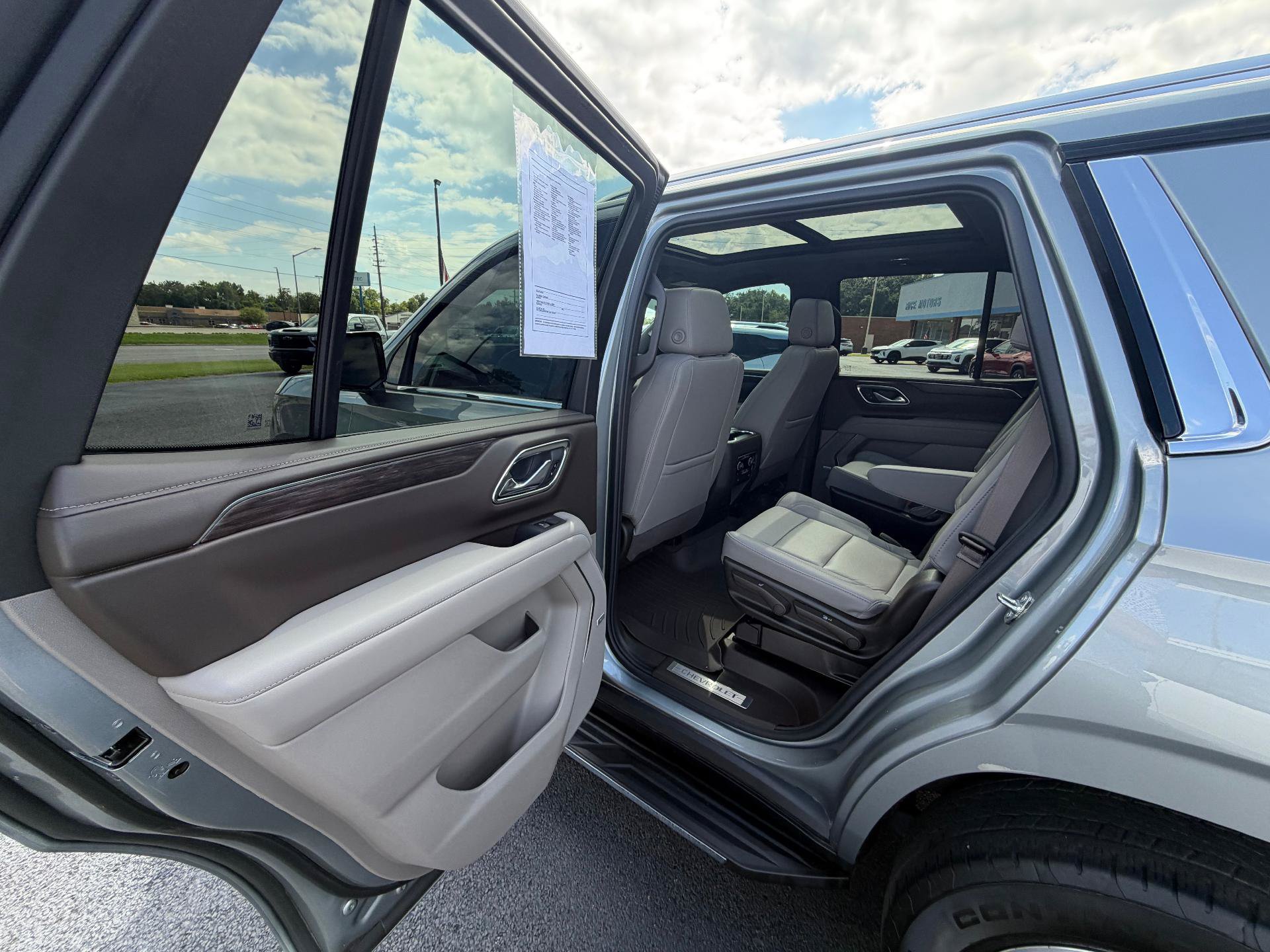 Used 2024 Chevrolet Tahoe LT w/ LT Signature Package AWD/4WD image 12