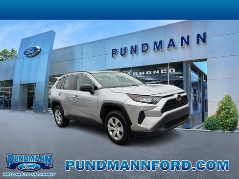 Used 2021 Toyota RAV4 LE image 1
