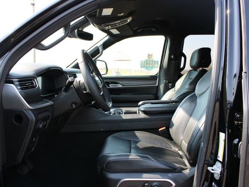Used 2024 Jeep Wagoneer L Series II w/ Flexible Seating Group AWD/4WD image 22
