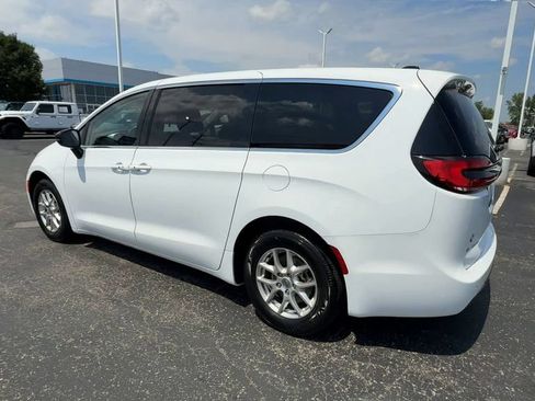 Used 2024 Chrysler Pacifica Touring-L FWD image 6
