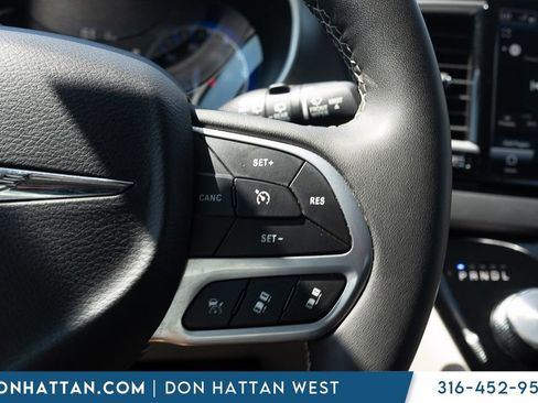 Used 2023 Chrysler Pacifica Touring-L FWD image 11