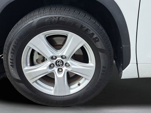 Used 2022 Toyota Highlander LE image 2