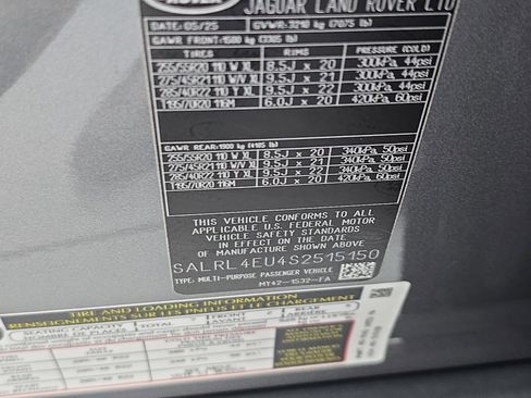 Used 2025 Land Rover Discovery Dynamic SE image 35