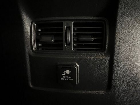 Used 2018 Nissan Titan SV image 18