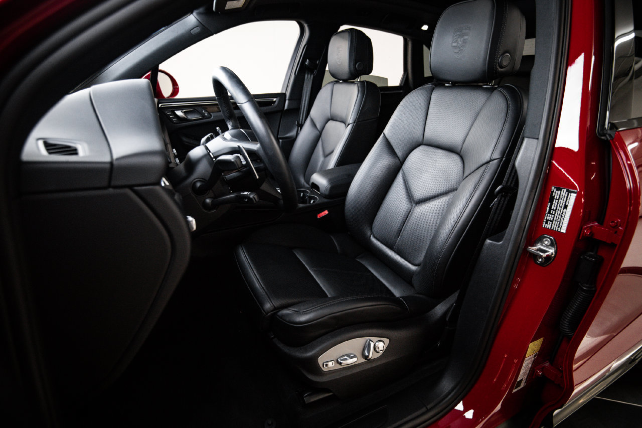 Certified 2026 Porsche Macan AWD/4WD image 5