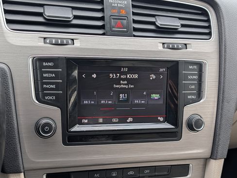 Used 2015 Volkswagen Golf TDI S image 21