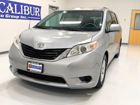 Used 2012 Toyota Sienna LE w/ Towing Pkg FWD image 4