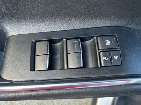 Used 2025 Toyota Highlander Limited AWD/4WD image 19
