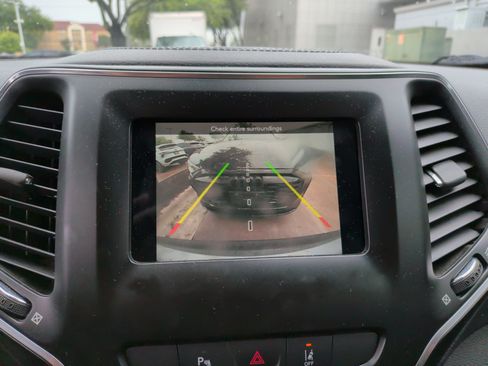 Used 2021 Jeep Cherokee Latitude Plus w/ Sun & Sound Group FWD image 21