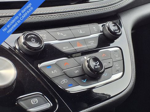 Used 2024 Chrysler Pacifica Limited FWD image 26