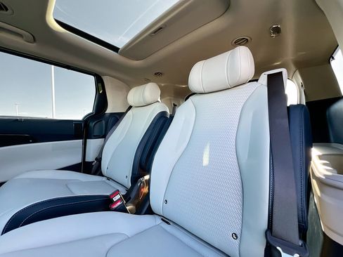 Used 2026 Kia Carnival SX Prestige FWD image 5