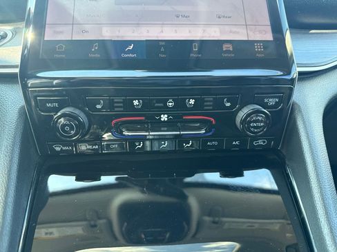 Used 2023 Jeep Grand Cherokee Limited w/ Luxury Tech Group II AWD/4WD image 41