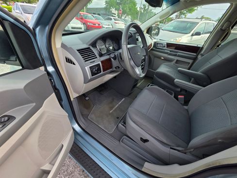 Used 2010 Chrysler Town & Country Touring FWD image 12