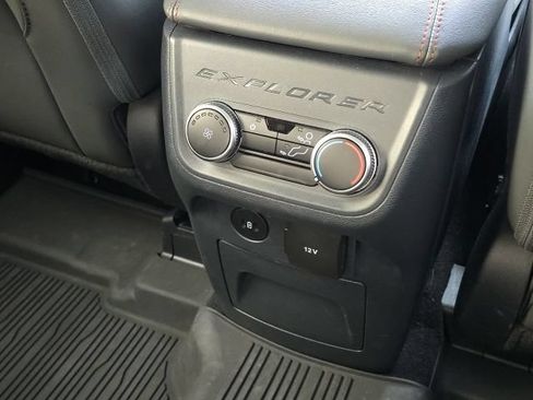 Used 2025 Ford Explorer Active w/ Active Comfort Package RWD image 18