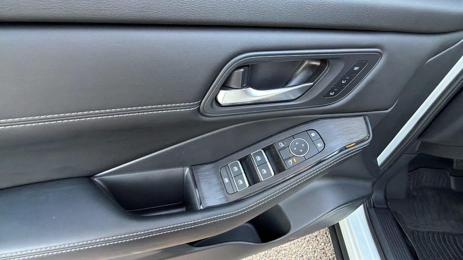 Used 2025 Nissan Rogue SL w/ SL Premium Package FWD image 16