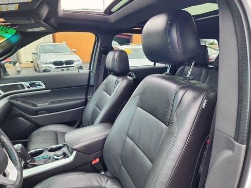 Used 2014 Ford Explorer XLT w/ Equipment Group 202A AWD/4WD image 14