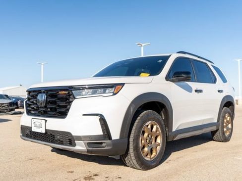 Used 2024 Honda Pilot TrailSport image 3