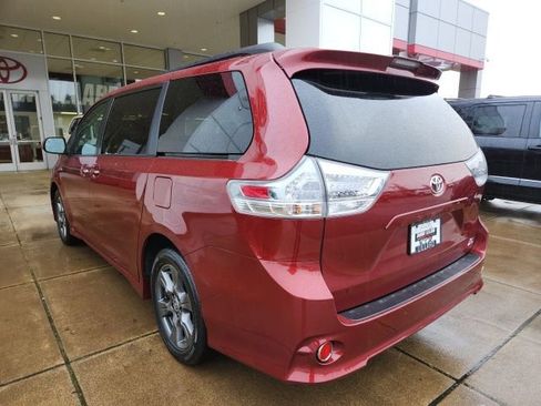 Used 2020 Toyota Sienna SE image 9