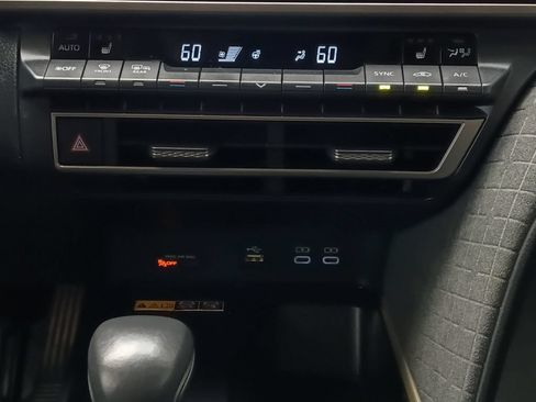 Used 2025 Toyota Camry XLE FWD image 4
