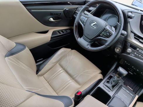 Used 2021 Lexus ES 350 Ultra Luxury w/ Accessory Package 2 image 33