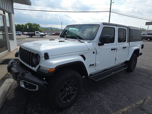 Used 2025 Jeep Gladiator Sport AWD/4WD image 3