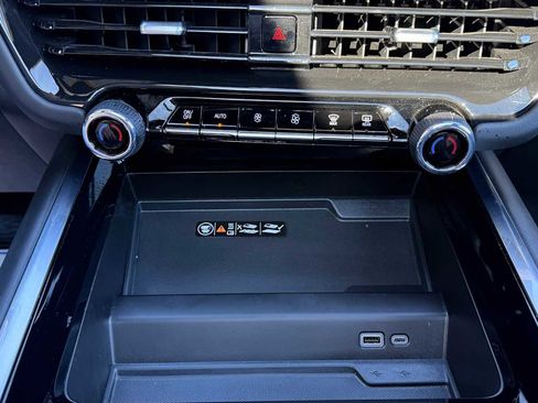 Used 2025 Chevrolet Suburban LT w/ Comfort Package image 24