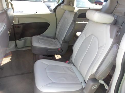 Used 2017 Chrysler Pacifica Touring-L image 8