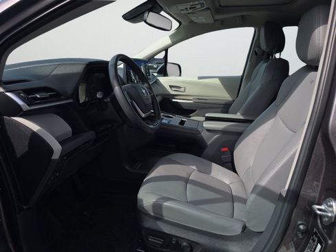 Used 2024 Toyota Sienna XLE FWD image 21