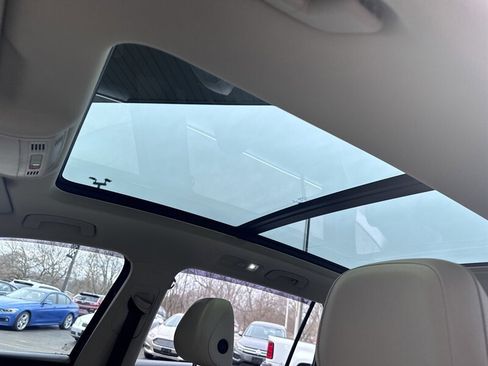 Used 2021 Volkswagen Tiguan SE w/ Panoramic Sunroof Package image 17