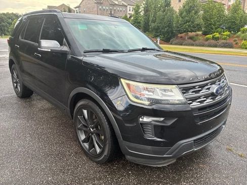 Used 2018 Ford Explorer XLT w/ Equipment Group 202A FWD image 4