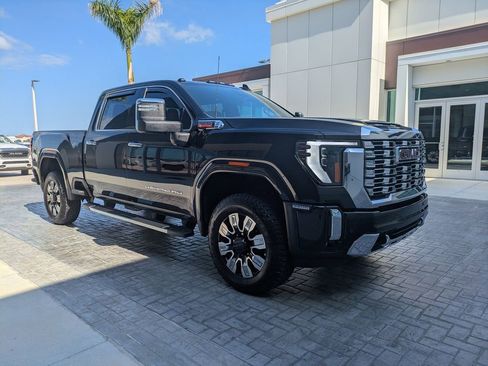 Used 2025 GMC Sierra 2500 Denali w/ Denali Reserve Package AWD/4WD image 3