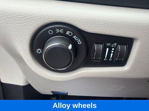 Used 2023 Chrysler Voyager LX FWD image 19