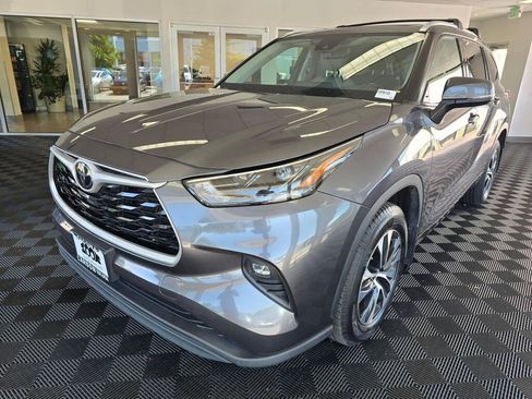 Used 2022 Toyota Highlander XLE AWD/4WD image 7