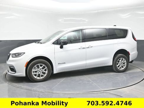 Used 2024 Chrysler Pacifica Touring-L image 16