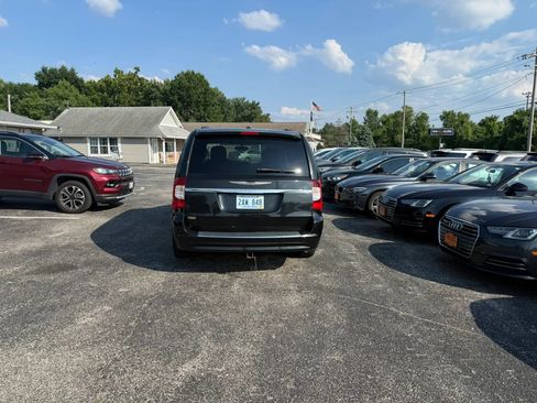 Used 2013 Chrysler Town & Country Touring FWD image 4