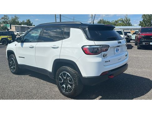 Used 2025 Jeep Compass Trailhawk w/ Sun & Sound Group AWD/4WD image 3