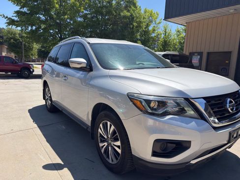 Used 2017 Nissan Pathfinder S AWD/4WD image 4