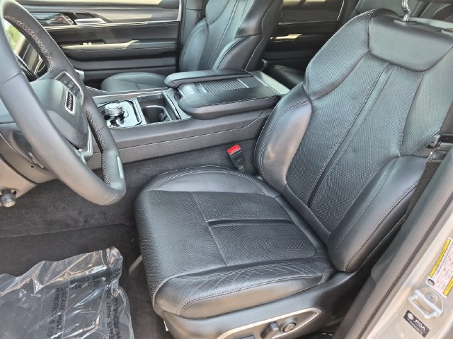 Used 2024 Jeep Wagoneer L Series II w/ Flexible Seating Group AWD/4WD image 16