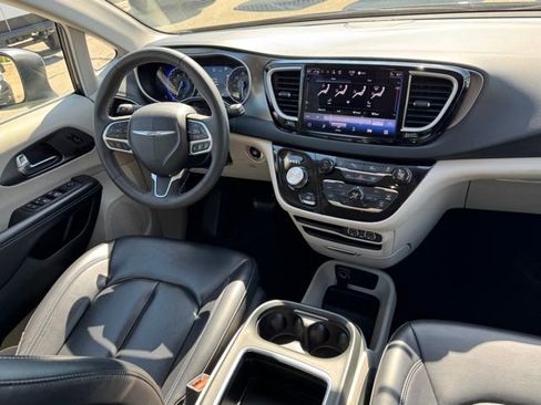 Used 2023 Chrysler Pacifica Touring-L FWD image 15
